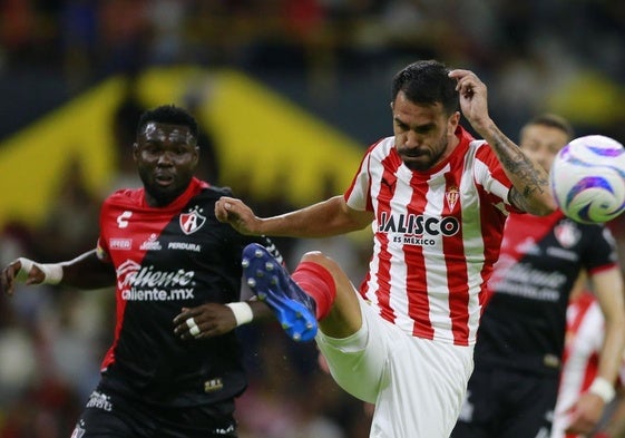 Caceido, a la izquierda, e Insua en el partido disputado entre el Sporting y el Atlas durante la gira mexicana de la pasada pretemporada.