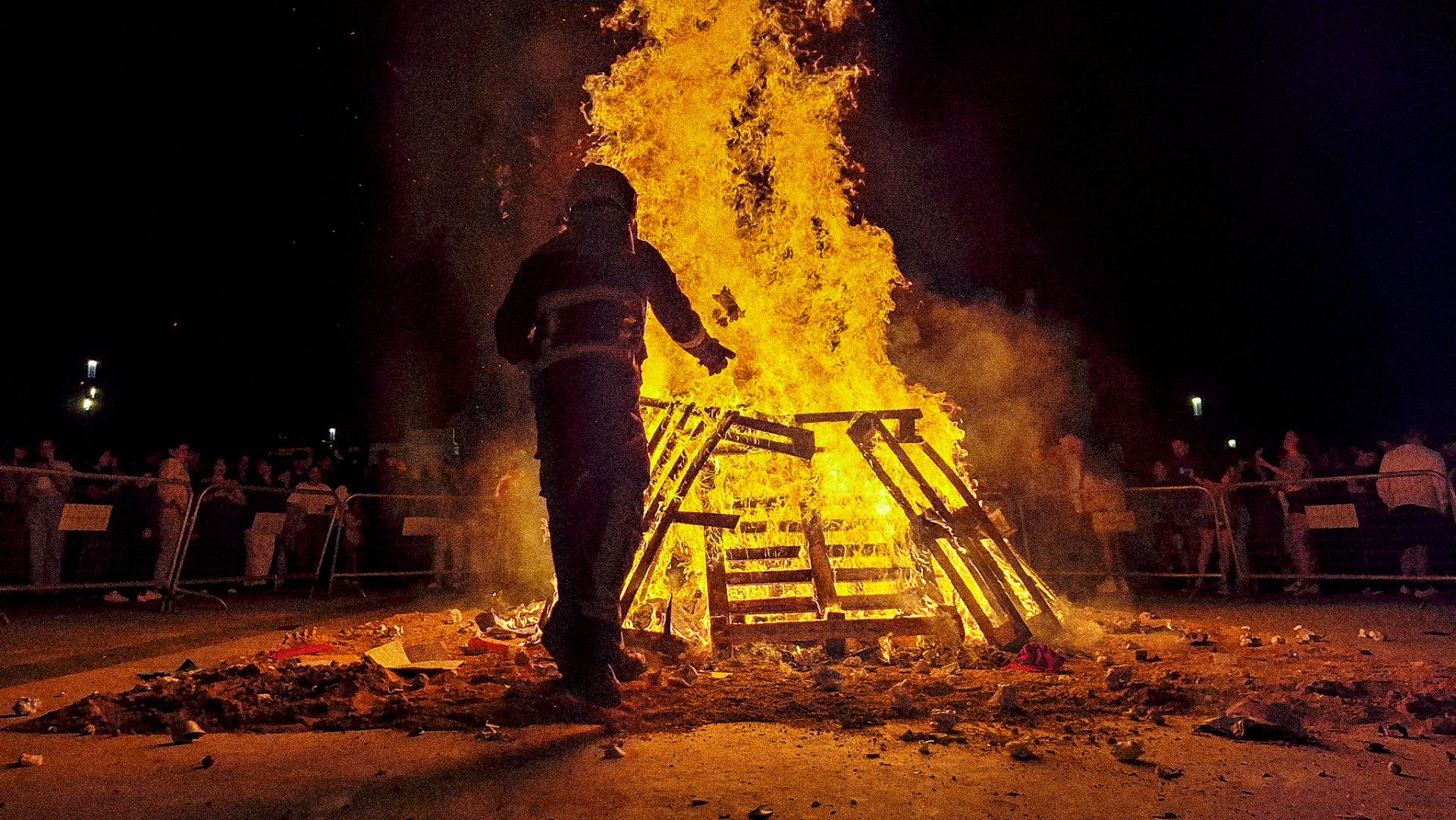 Las hogueras de San Juan iluminan la noche en Asturias