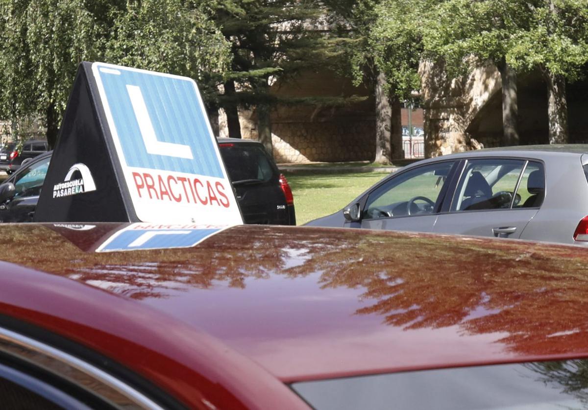 Un coche de autoescuela.