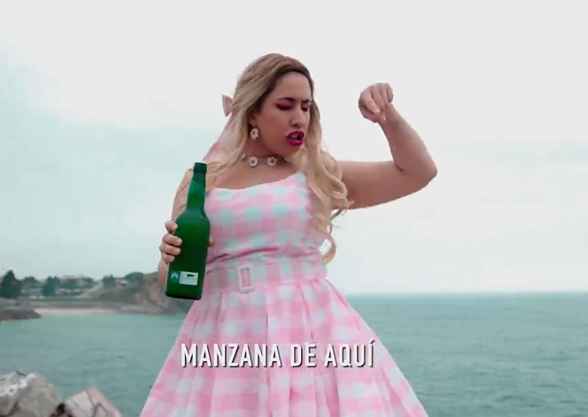 Imagen secundaria 1 - Barbie le da a la sidra de Asturias este verano