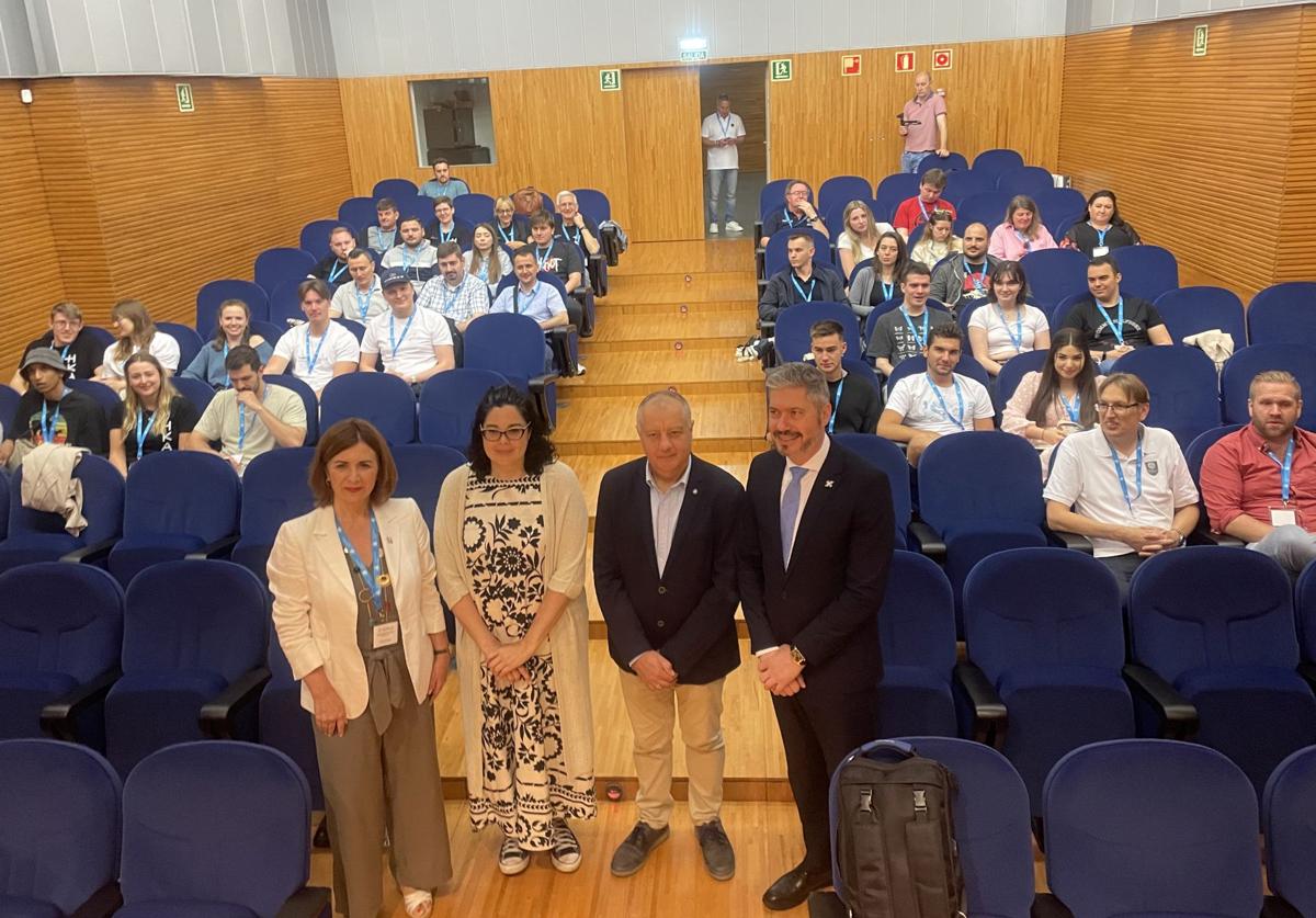 Los participantes en el programa, en el campus de Mieres.