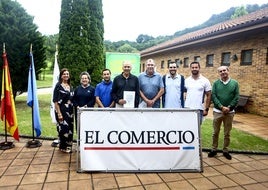 Los ganadores y parte del equipo que representará a Las Caldas en la final del Trofeo EL COMERCIO-ABANCA posaron en la tradicional foto de familia al término del campeonato