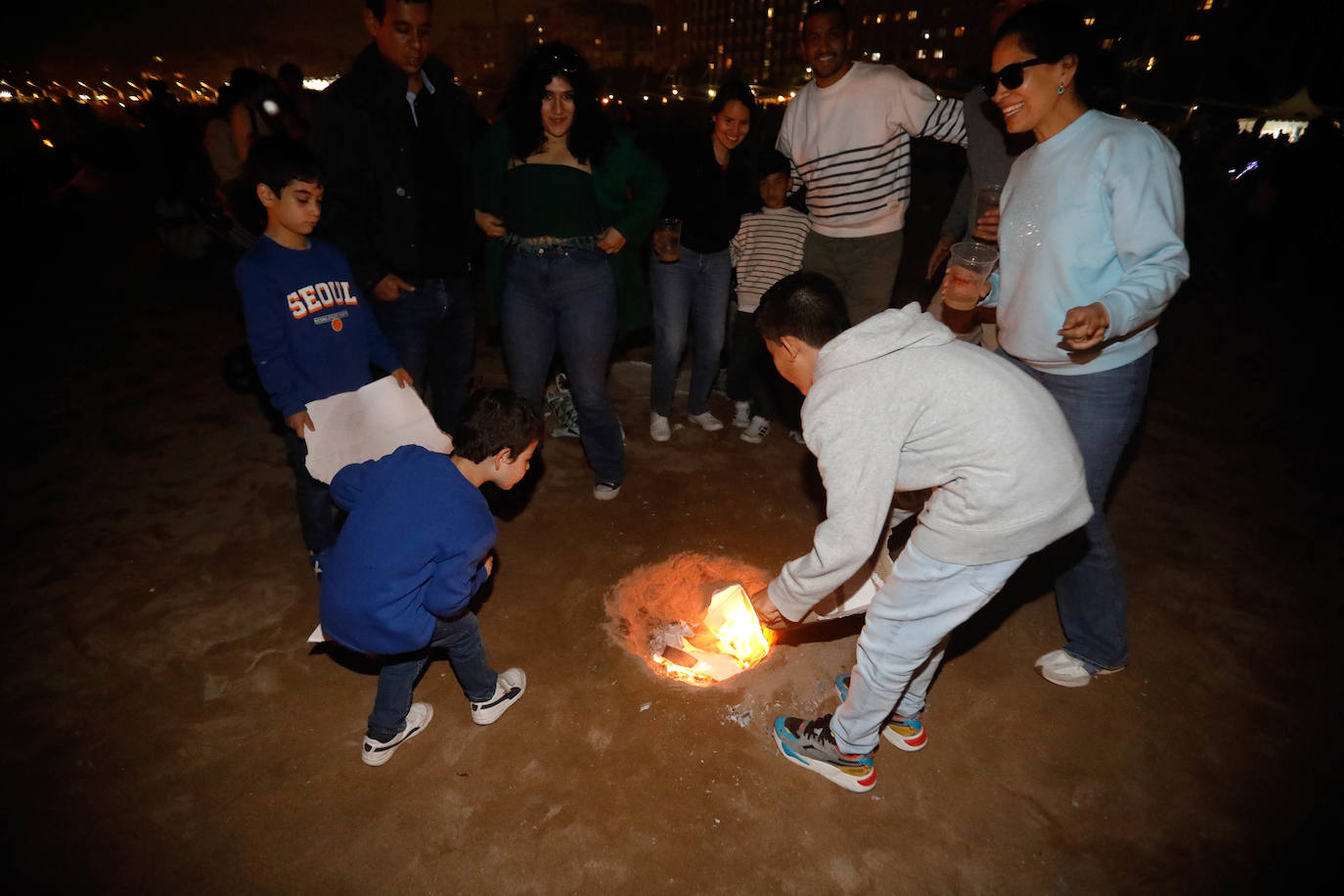 Las hogueras de San Juan iluminan la noche en Asturias