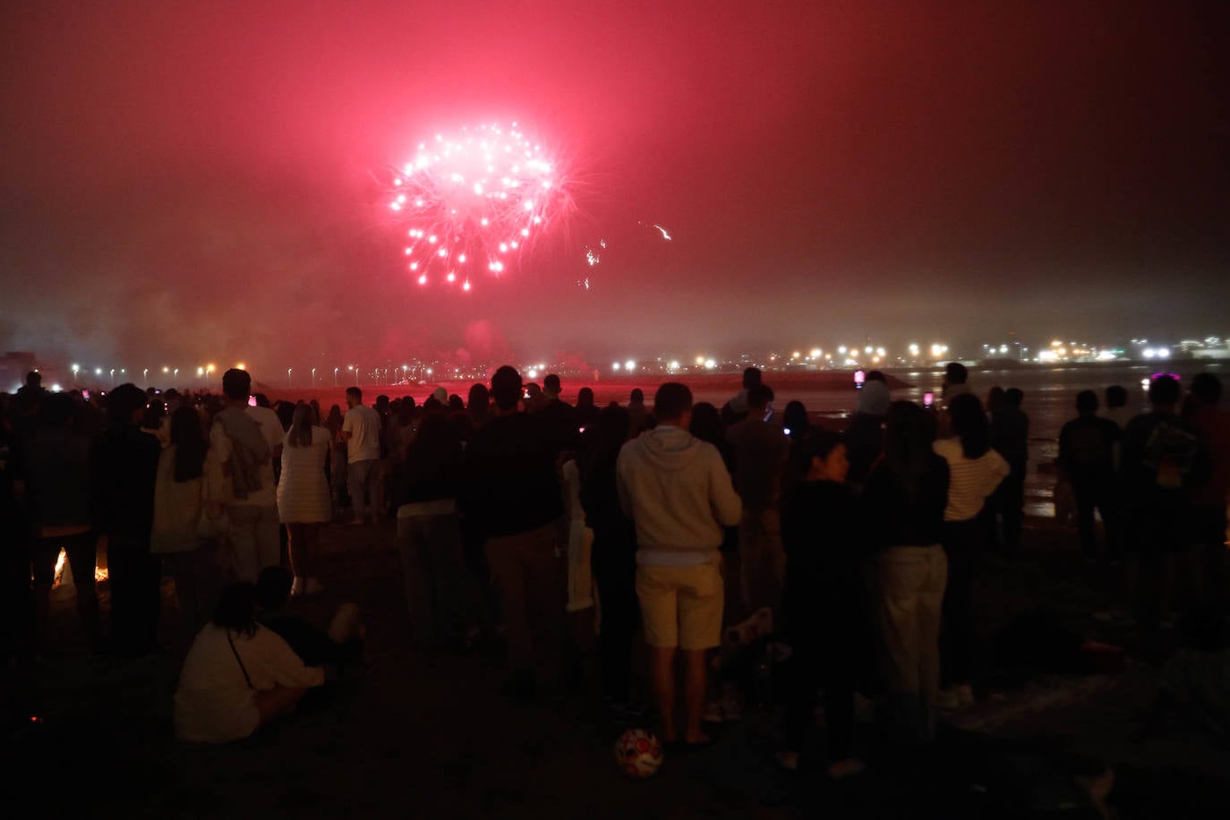 Las hogueras de San Juan iluminan la noche en Asturias