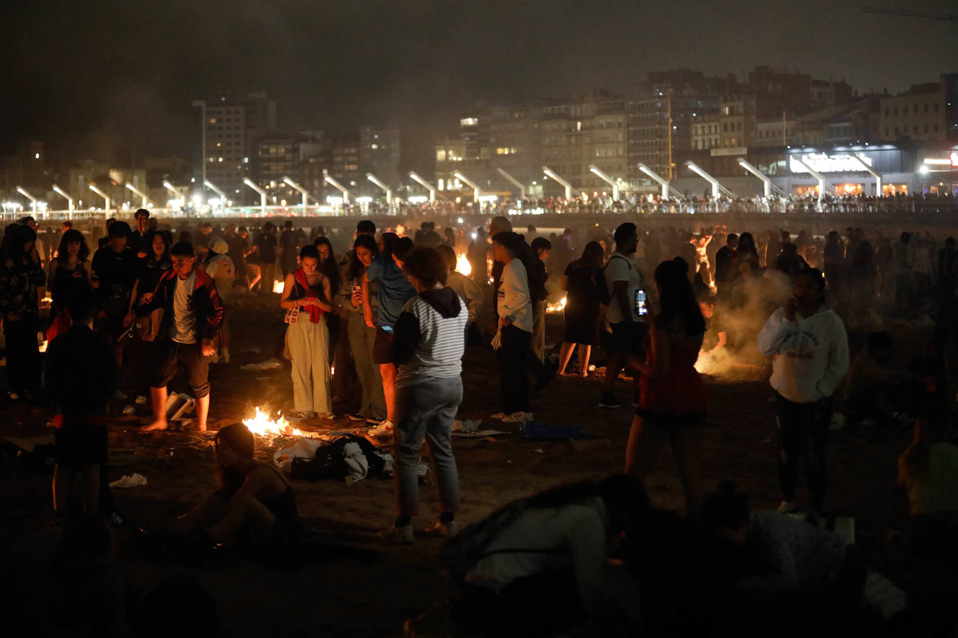 Las hogueras de San Juan iluminan la noche en Asturias