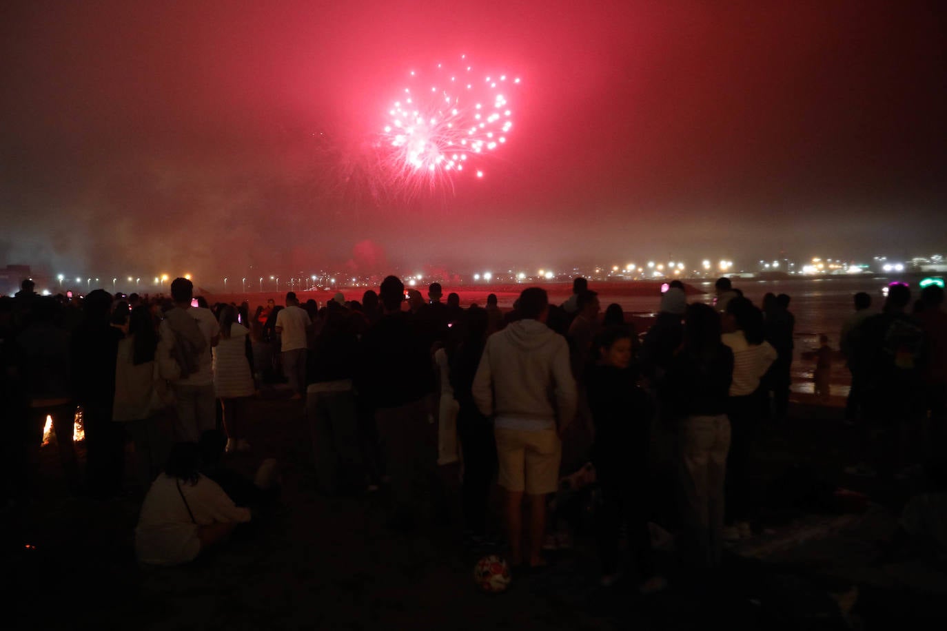 Las hogueras de San Juan iluminan la noche en Asturias