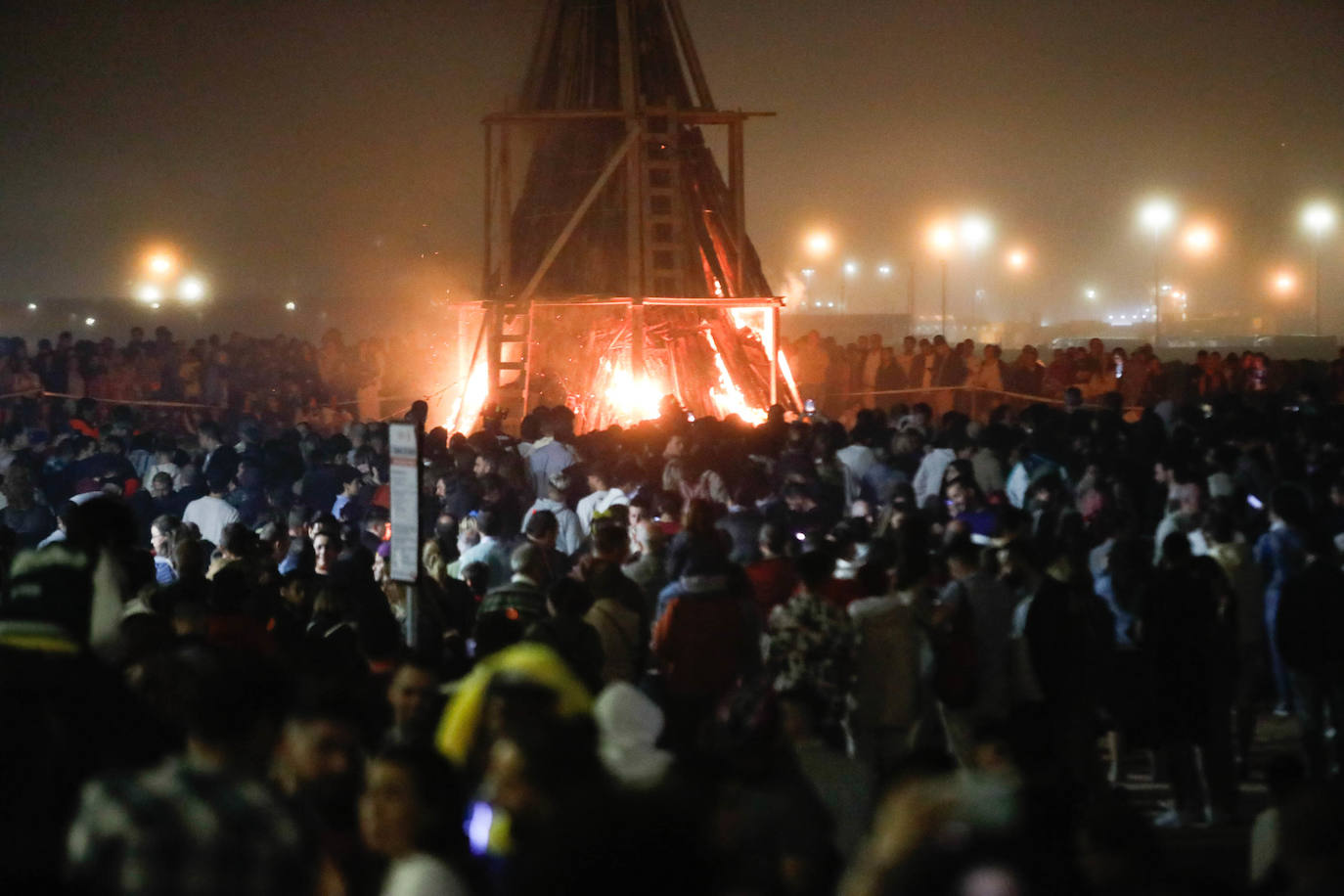 Las hogueras de San Juan iluminan la noche en Asturias