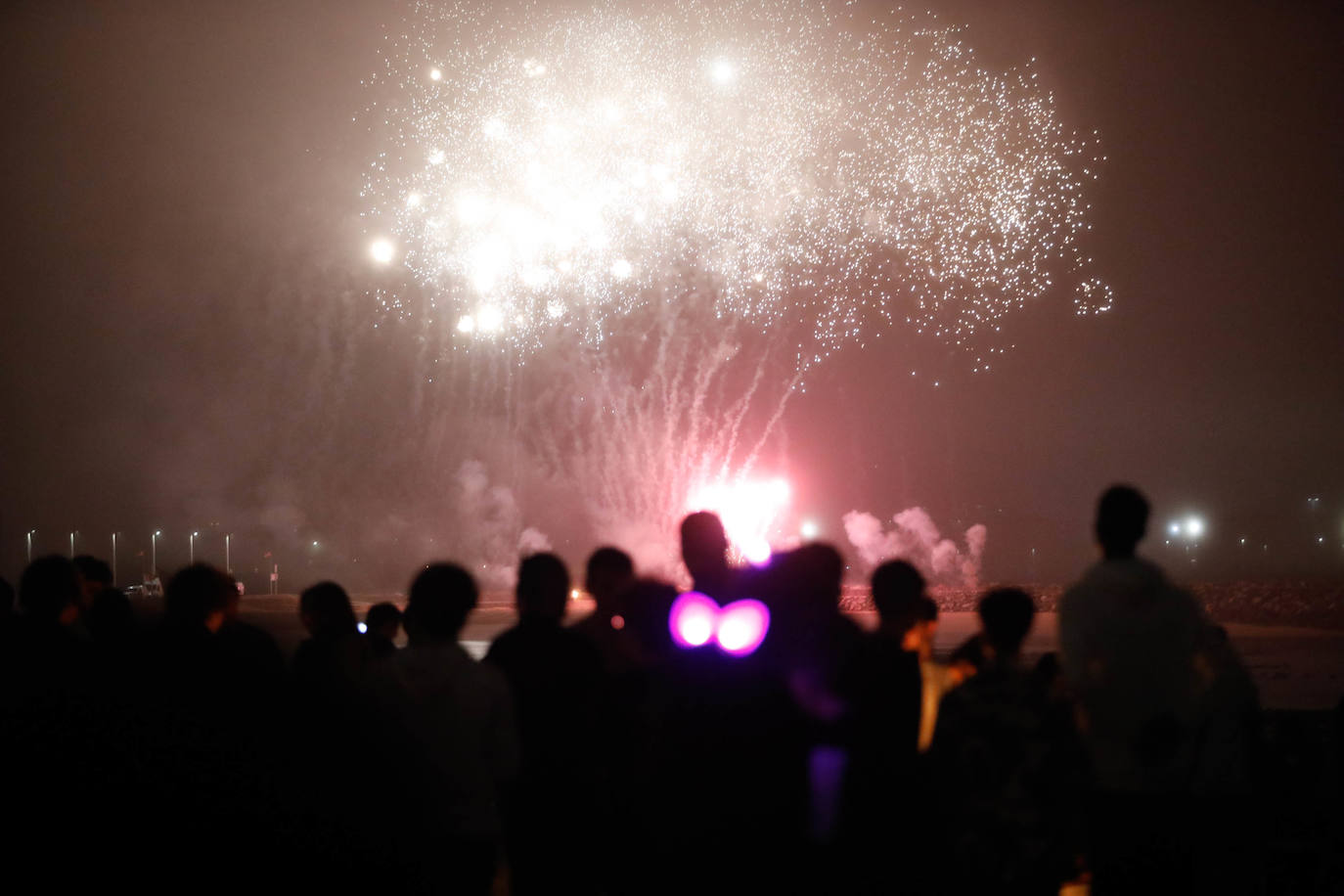 Las hogueras de San Juan iluminan la noche en Asturias