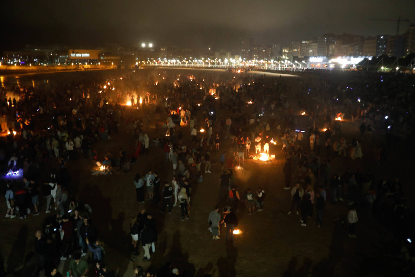 Las hogueras de San Juan iluminan la noche en Asturias