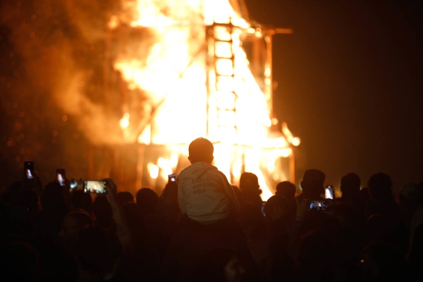 Las hogueras de San Juan iluminan la noche en Asturias