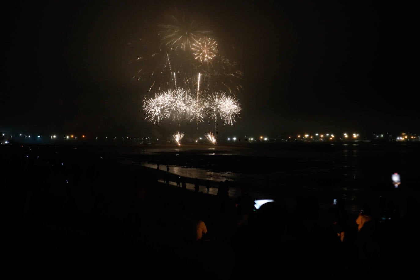 Las hogueras de San Juan iluminan la noche en Asturias
