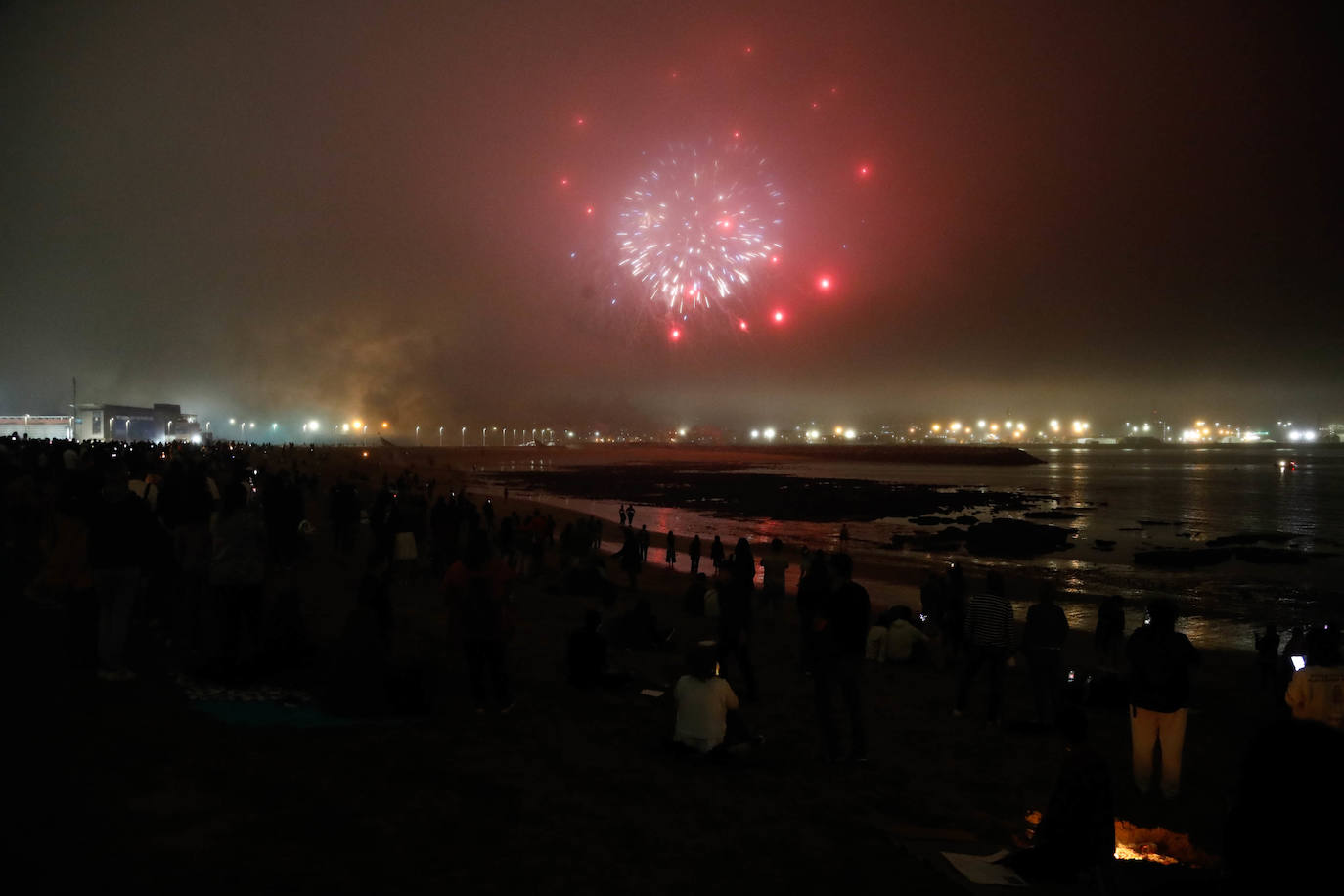 Las hogueras de San Juan iluminan la noche en Asturias