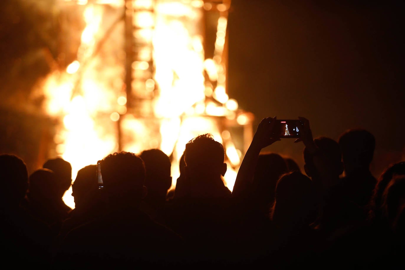 Las hogueras de San Juan iluminan la noche en Asturias