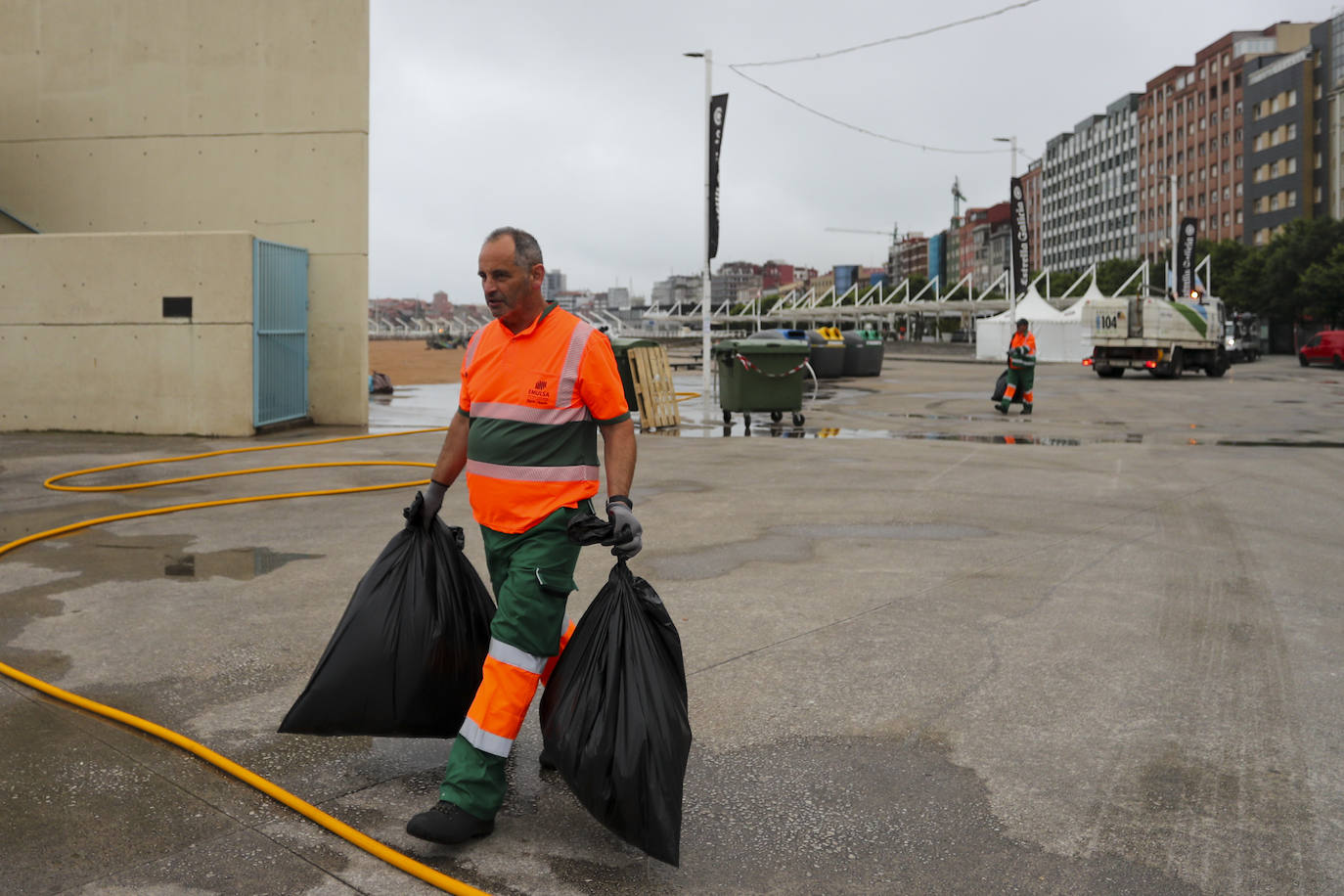 Limpieza en Poniente tras la hoguera de San Juan