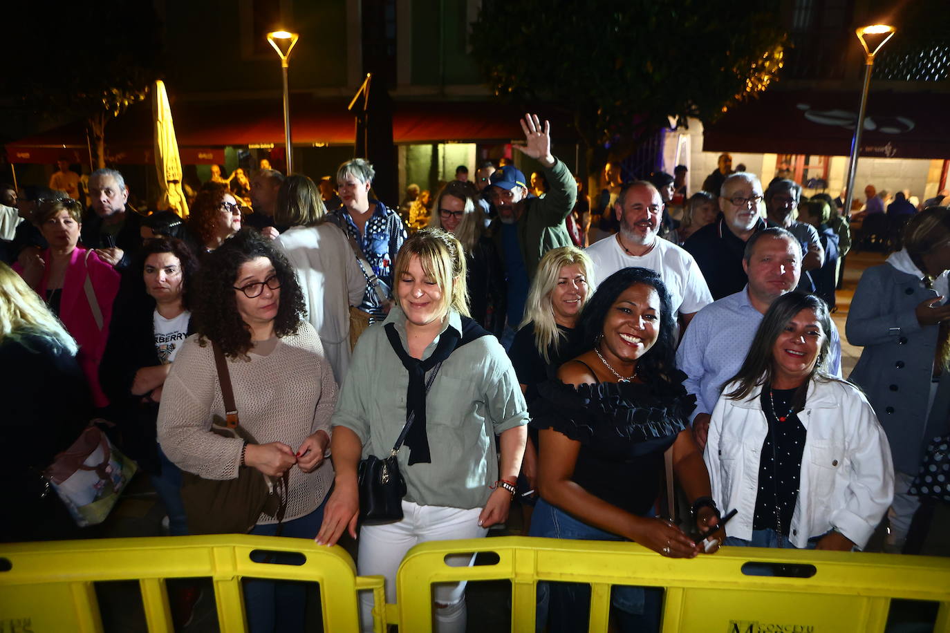 Las hogueras de San Juan iluminan la noche en Asturias