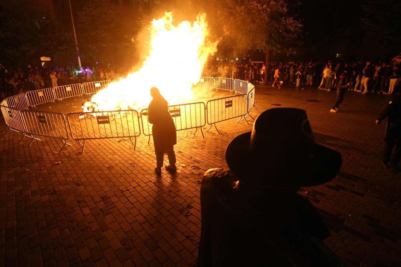 Las hogueras de San Juan iluminan la noche en Asturias