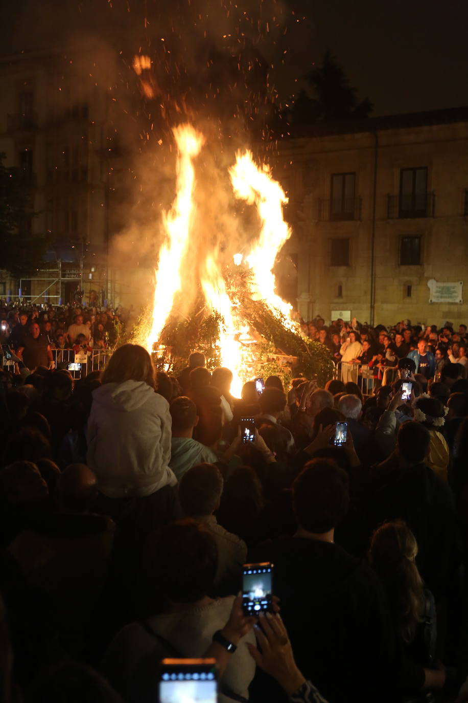 Las hogueras de San Juan iluminan la noche en Asturias