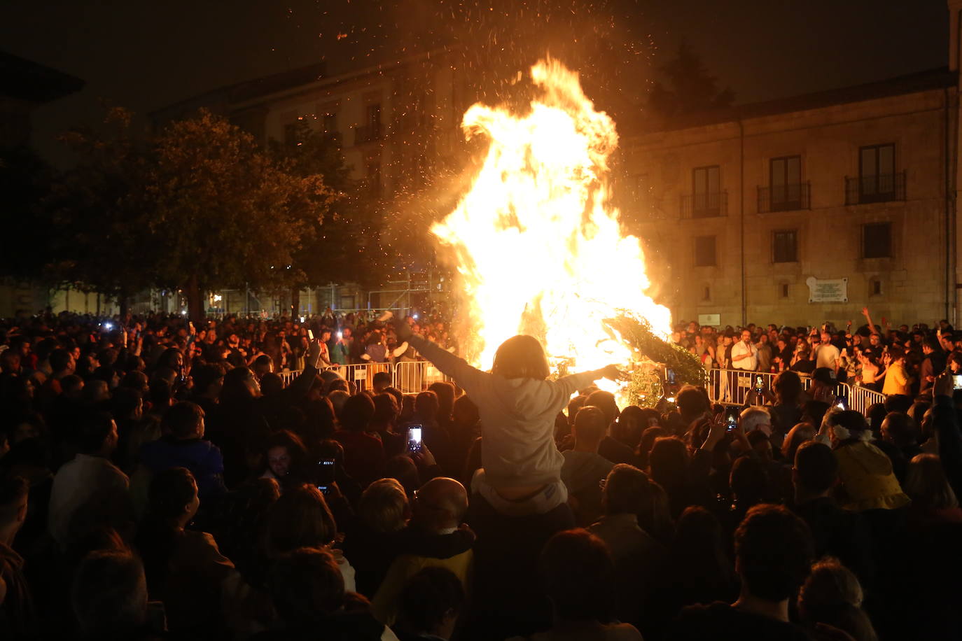 Las hogueras de San Juan iluminan la noche en Asturias