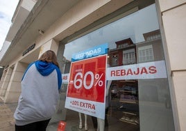 El escaparate de una tienda en Avilés anuncia rebajas de hasta el 60%.