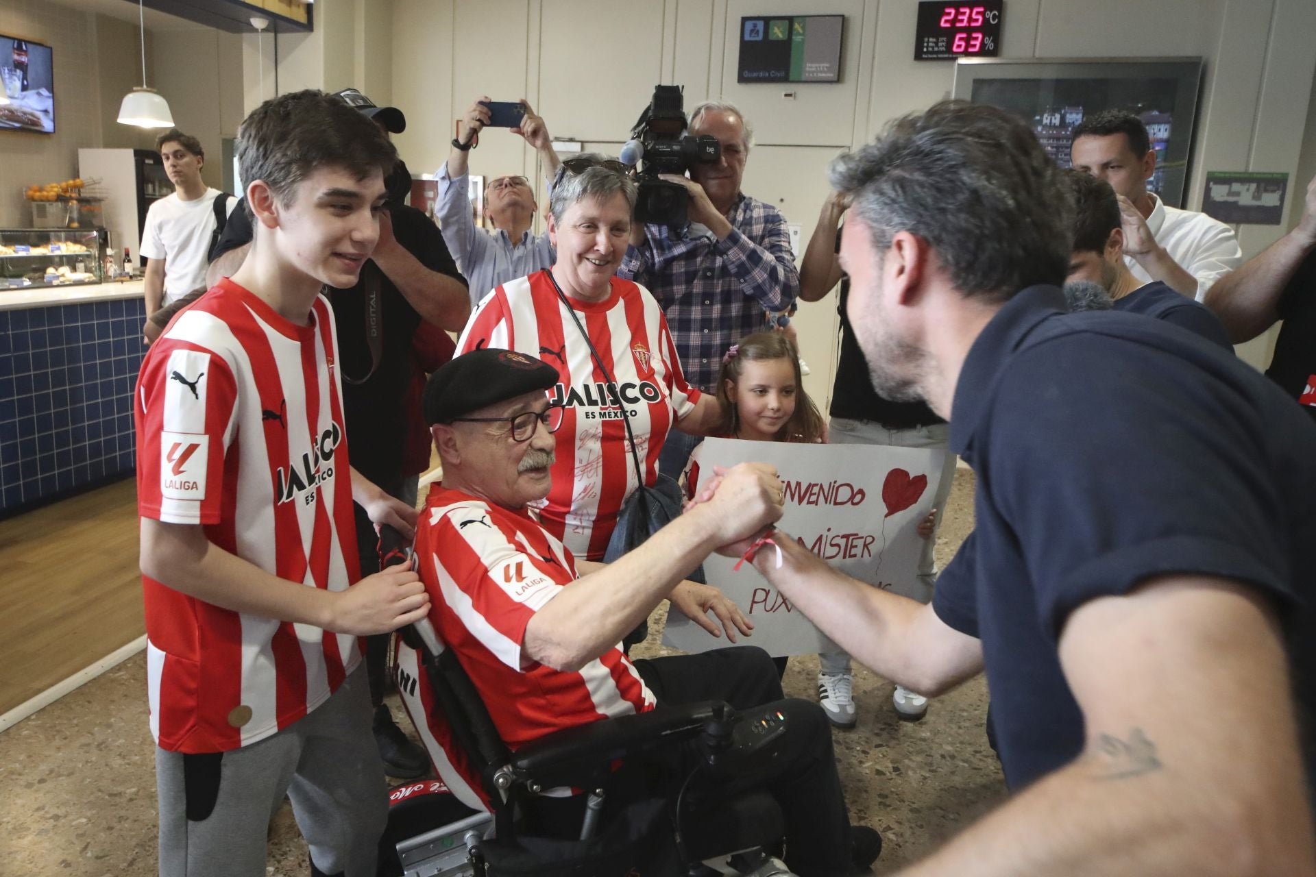 Rubén Albés llega a Asturias: el recibimiento al nuevo entrenador del Sporting