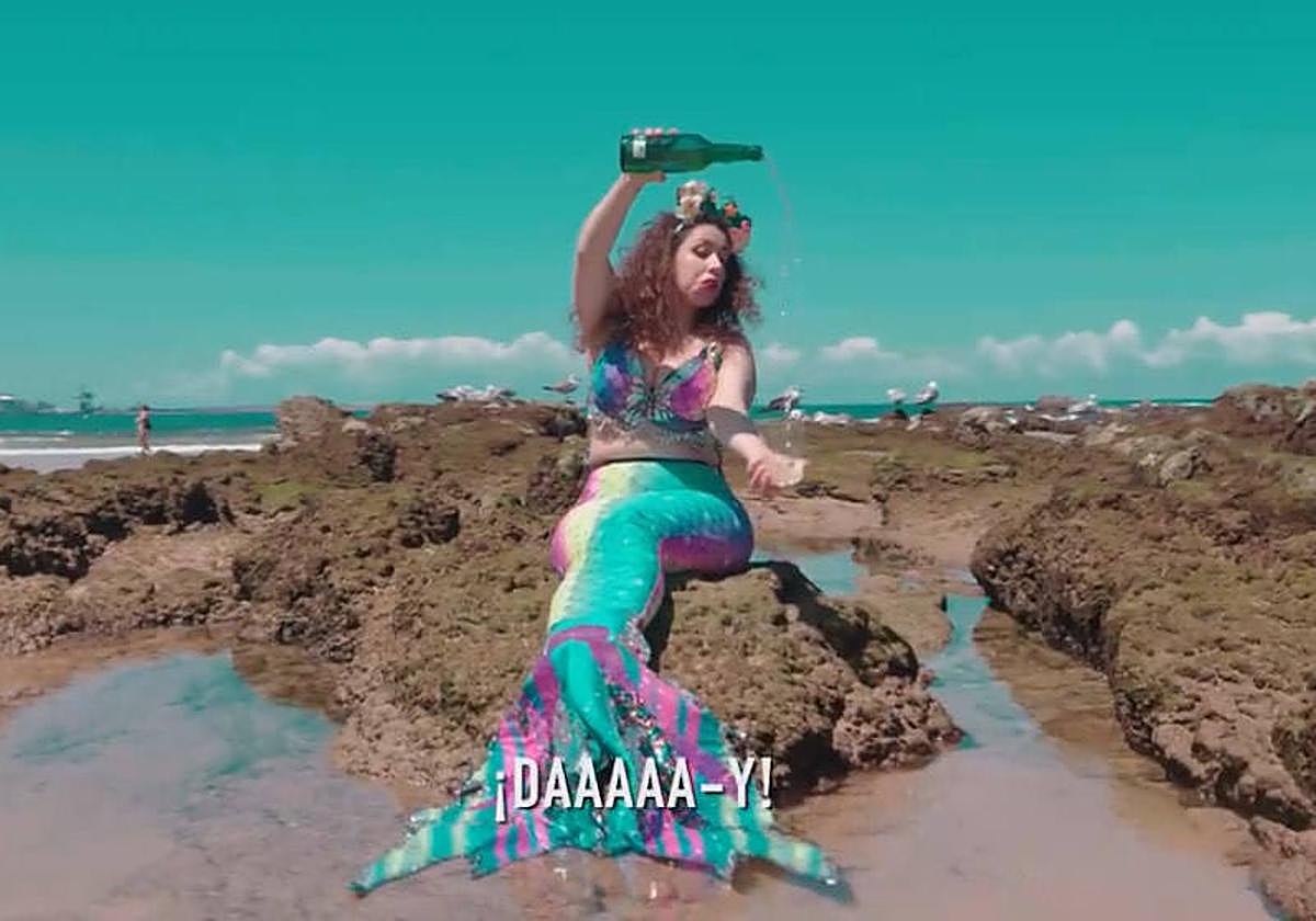 Imagen principal - Barbie le da a la sidra de Asturias este verano