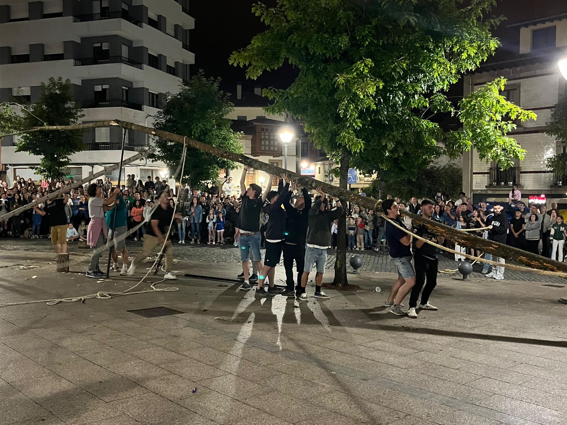 Las hogueras de San Juan iluminan la noche en Asturias