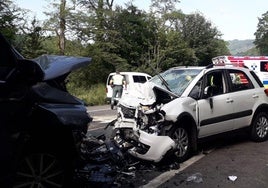 Tres heridos al chocar un coche y una furgoneta camperizada en Piloña