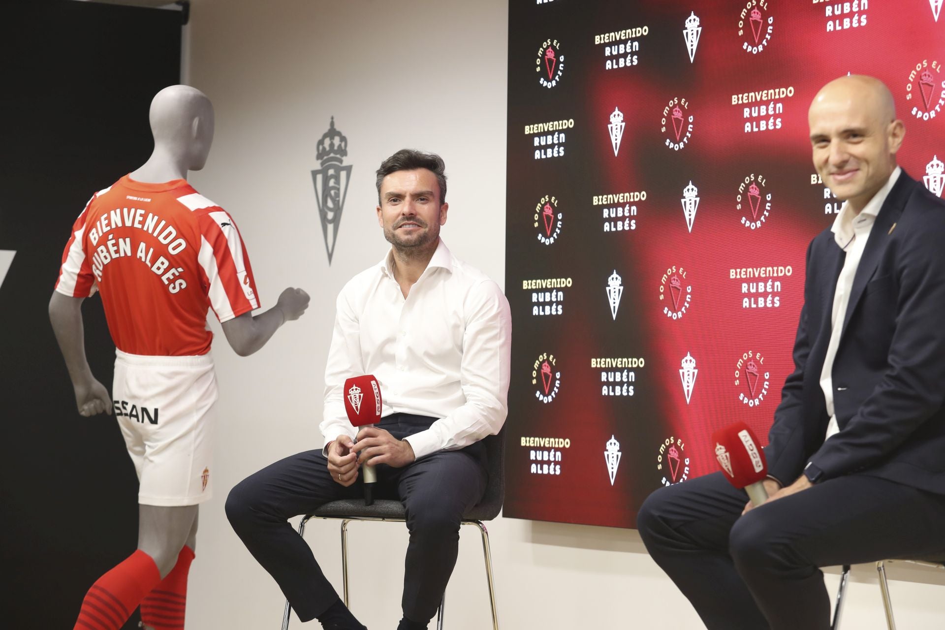 La presentación de Rubén Albés como entrenador del Sporting, en imágenes