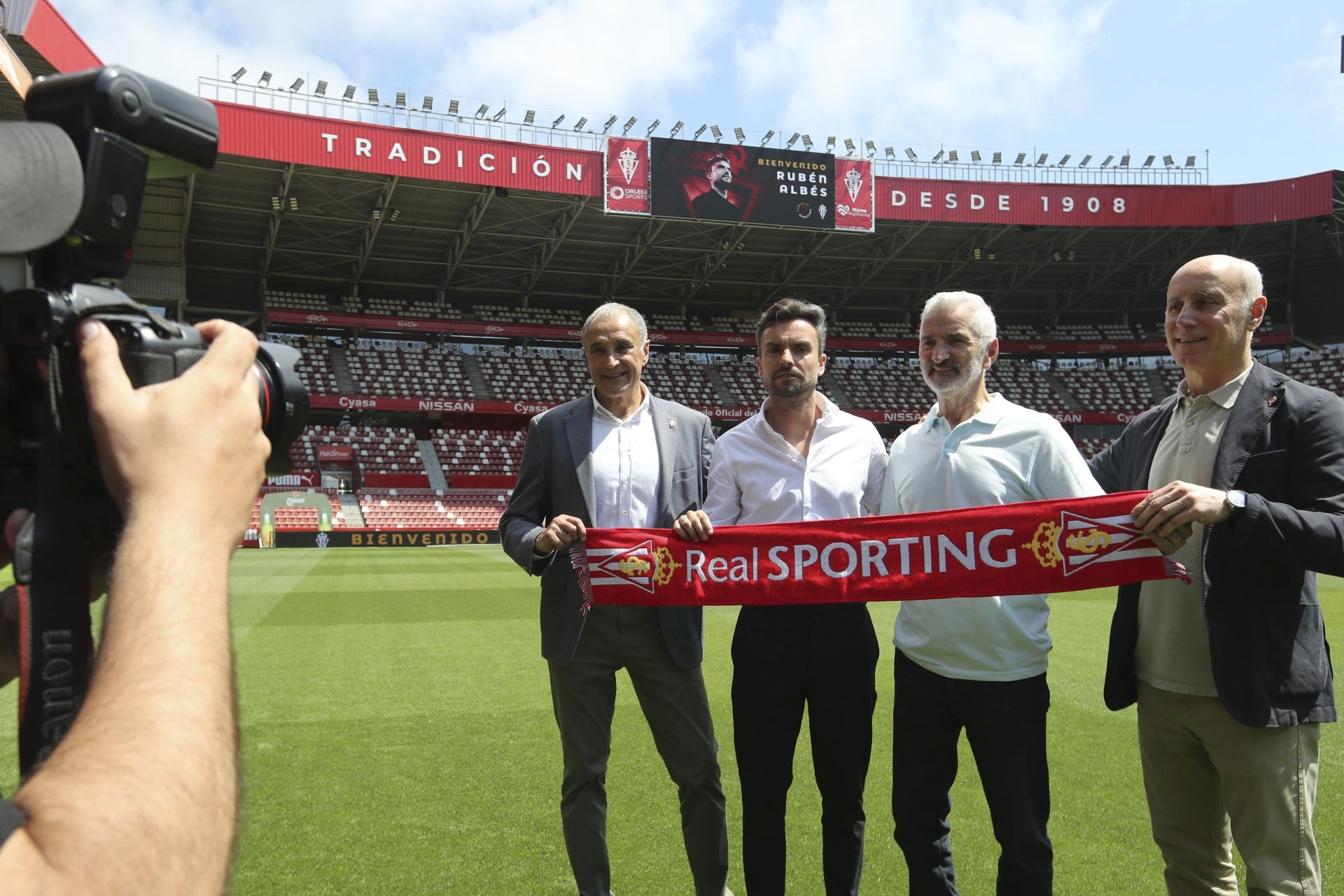 La presentación de Rubén Albés como entrenador del Sporting, en imágenes