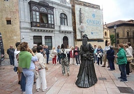 Un grupo de turistas en Oviedo.