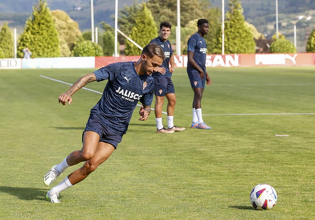 Fran Villalba, durante un entrenamiento de esta temporada, se dispone a centrar un balón.