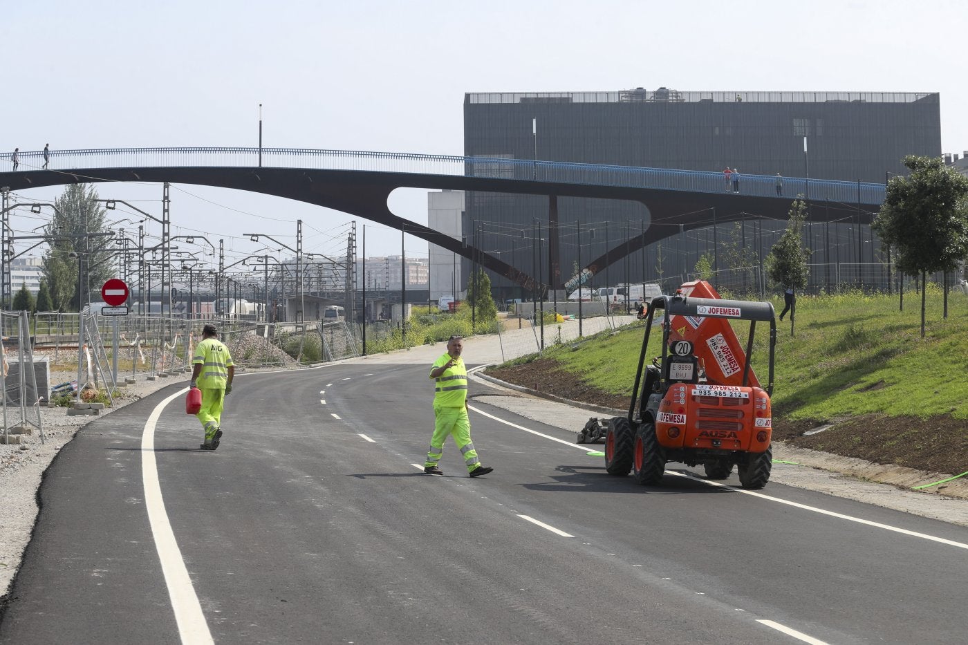 Operarios de Álvargonzález Contratas culminan los trabajos de aglomerado y pintura del vial de acceso a la nueva jefatura.