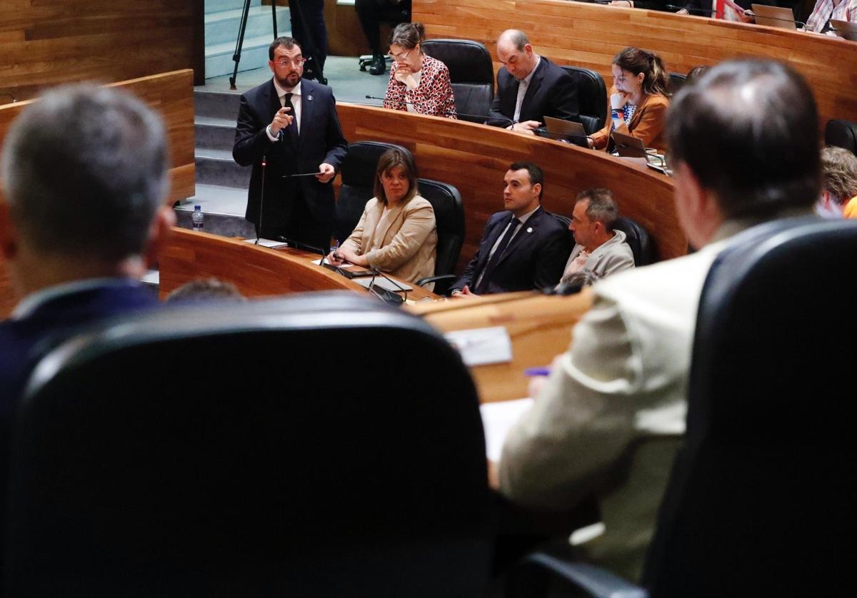 Adrián Barbón, esta mañana en la Junta General del Principado.