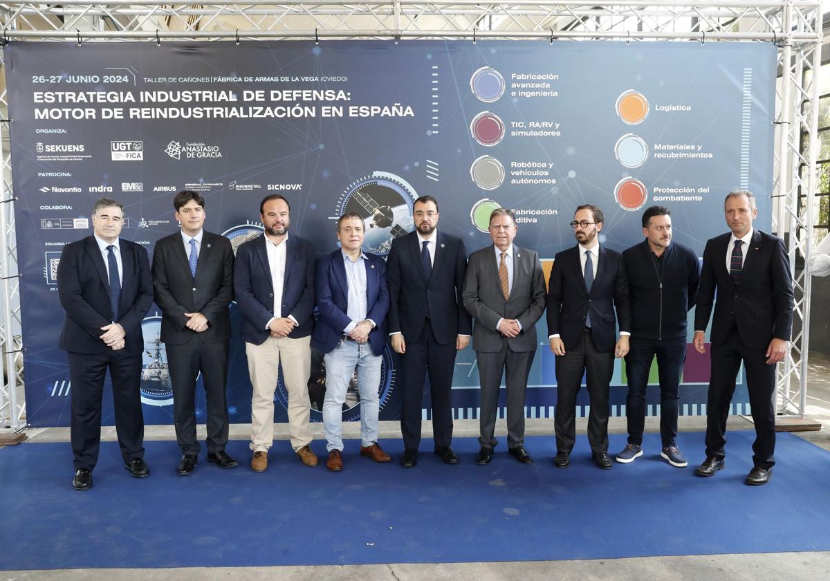 Foto de familia de autoridades durante la inauguración de las jornadas de defensa en la nave de Cañones de la fábrica de armas de La Vega.