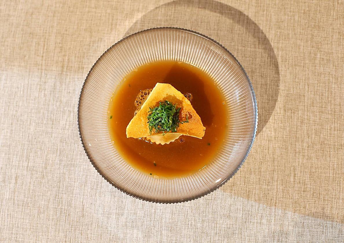 Plato de sopa de la mar con centollo