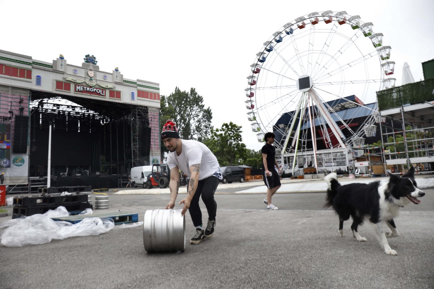 Varios trabajadores ultiman los preparativos para que hoy mismo dé comienzo el festival con todo a punto.
