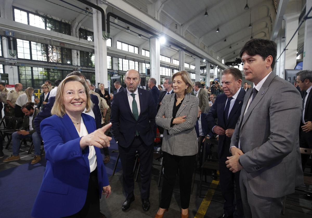 La secretaria de Estado de Defensa, Amparo Valcarce; el vicepresidente de la Junta, Juan Cofiño; la delegada de Gobierno, Delia Losa; el alcalde de Oviedo, Alfredo Canteli y el consejero de Ciencia, Borja Sánchez.