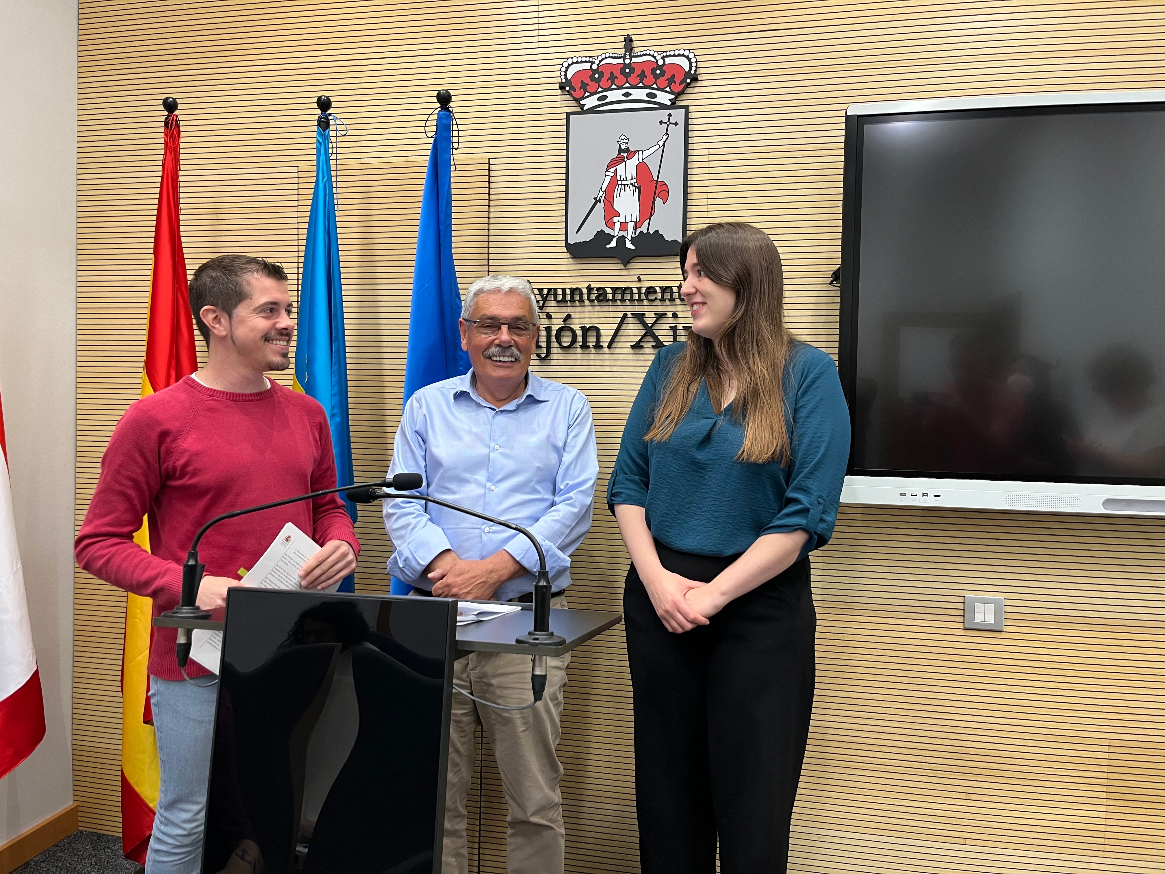 Javier Suárez Llana (IU), Luis Manuel Flórez 'Floro' (PSOE) y Olaya Suárez (Podemos), durante la rueda de prensa de este jueves.