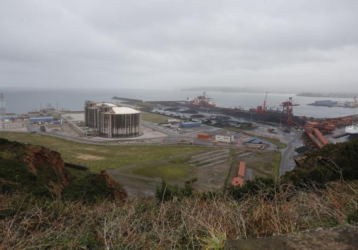 Terreno anexo a la regasificadora donde estaba previsto la instalación de la planta de pirólisis.