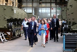 La ministra de Defensa, Margarita Robles, a la derecha, junto a Juan Escriña durante su última visita a la fábrica de armas de Trubia.