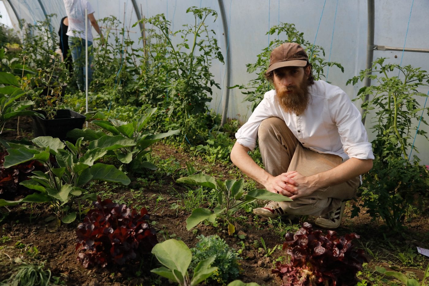 El chef Iñaki Gómez, en el huerto que cultiva cerca de su restaurante maliayo Alenda.