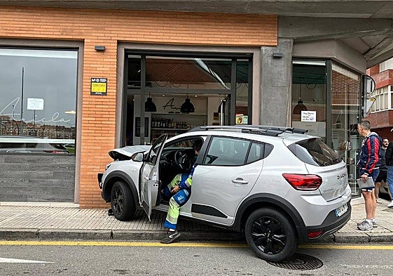 El coche empotrado contra la fachada de la cafetería, en la plaza Padre Máximo González.