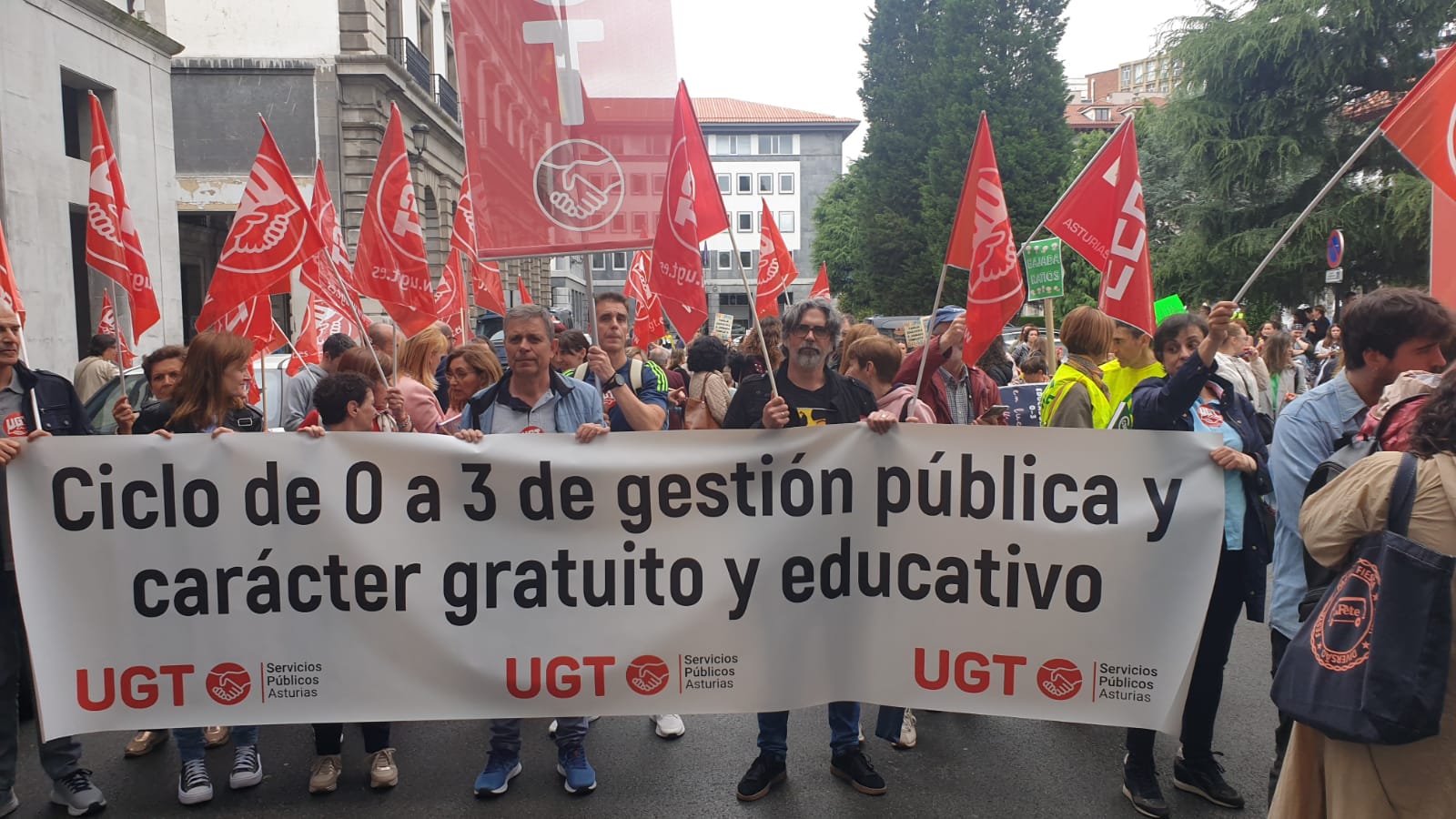 Concentración a las puertas de la Consejería de Educación, este mediodía.