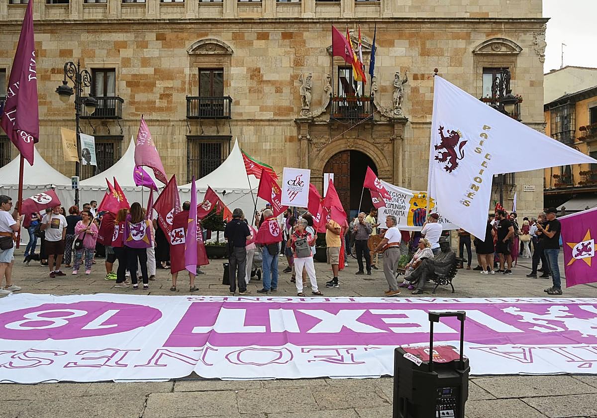 Concentración en apoyo a una la autonomía propia para el Reino de León, ante el Palacio de los Guzmanes, sede de la Diputación de León.