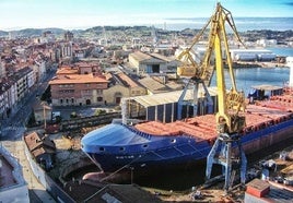 Acabando la construcción del enorme portacontenedores Víctor en Naval Gijón. Mayo de 2009.