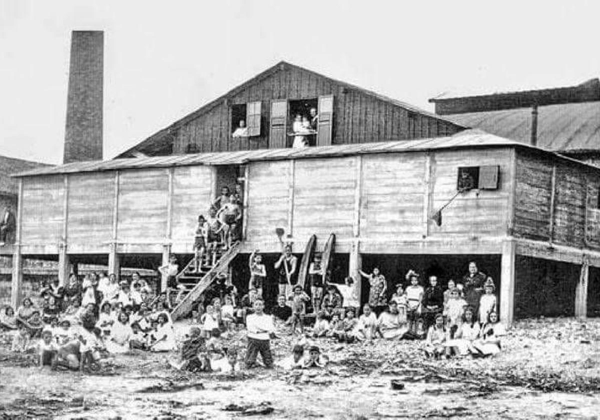 1920. El desaparecido balneario de El Natahoyo con la chimenea detrás.