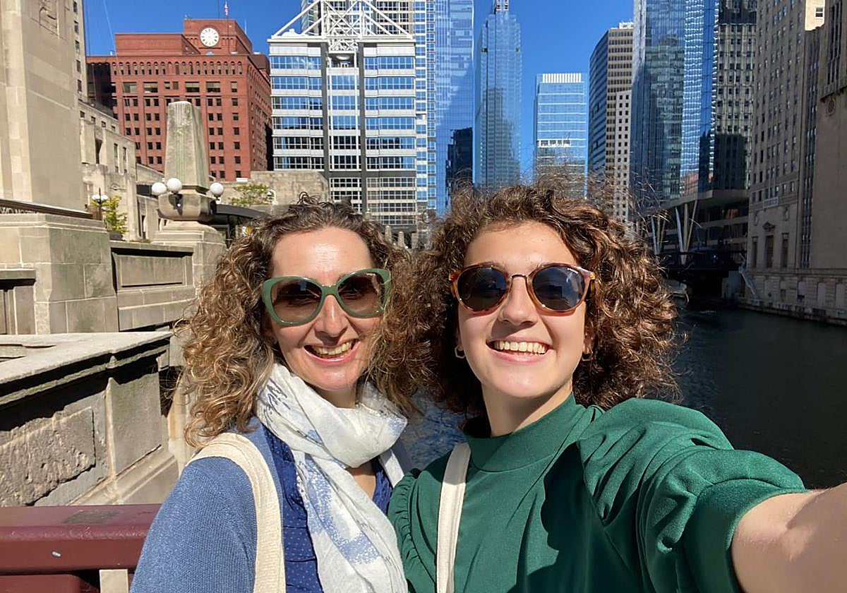 Pilar con su hija Clara en Chicago.