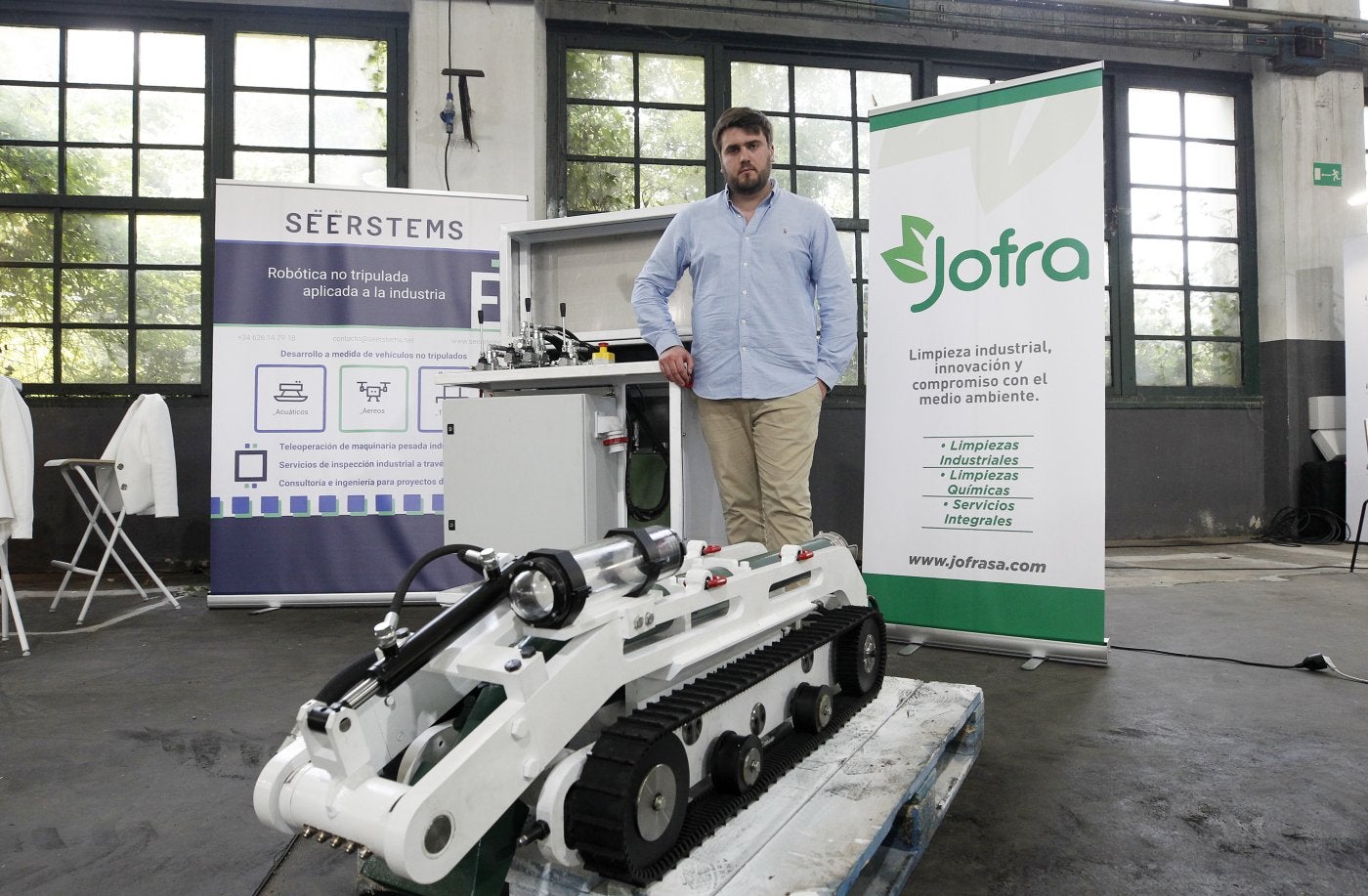 Javier Labrada, CEO de Seerstems, con el robot, en las jornadas de Defensa que se celebraron esta semana en la Fábrica de Armas de La Vega, en Oviedo.