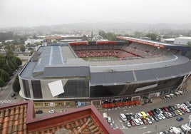 Vista aérea. Imagen tomada esta semana de El Molinón, mostrando su estructura exterior y el envoltorio actual, parte del césped y parte de la grada de las tribunas Norte y Oeste.