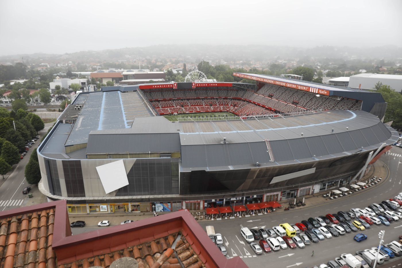Vista aérea. Imagen tomada esta semana de El Molinón, mostrando su estructura exterior y el envoltorio actual, parte del césped y parte de la grada de las tribunas Norte y Oeste.